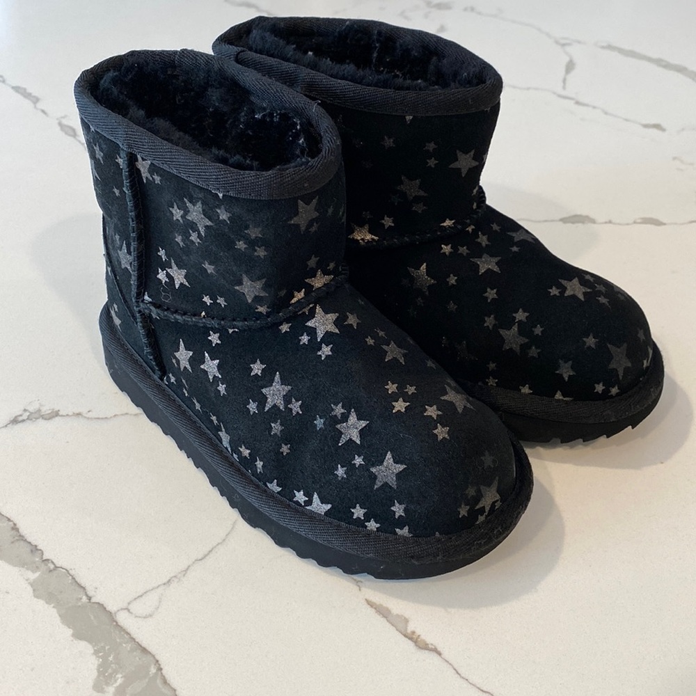 UGG Unisex-Child Classic Mini Stars Fashion Boot